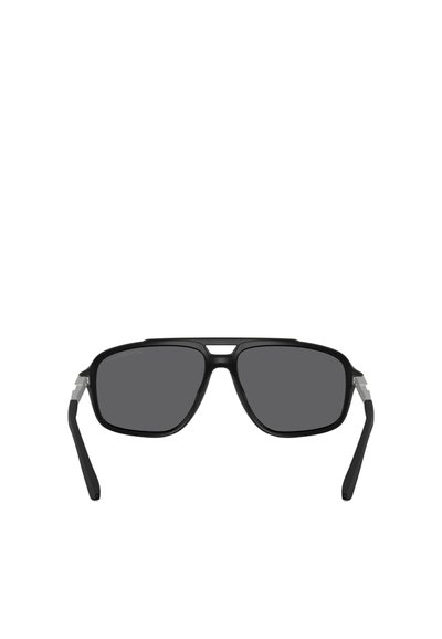 Occhiali da sole neri rettangolari con lenti scure, bracci sottili neri e dettagli argentati sulla montatura. Finitura testurizzata sui bracci.