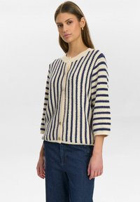Strickjacke mit cremefarbenen und marineblauen Streifen, runder Ausschnitt, Knopfverschluss und Dreiviertelärmeln, mit strukturiertem Garn-Detail.
