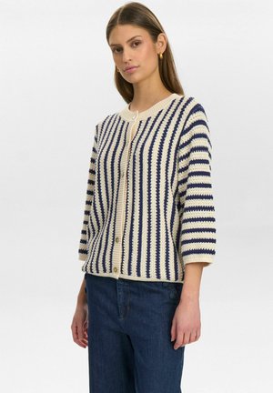 Strickjacke mit cremefarbenen und marineblauen Streifen, runder Ausschnitt, Knopfverschluss und Dreiviertelärmeln, mit strukturiertem Garn-Detail.