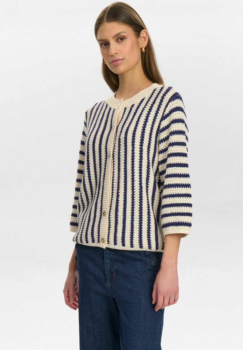 Strickjacke mit cremefarbenen und marineblauen Streifen, runder Ausschnitt, Knopfverschluss und Dreiviertelärmeln, mit strukturiertem Garn-Detail.