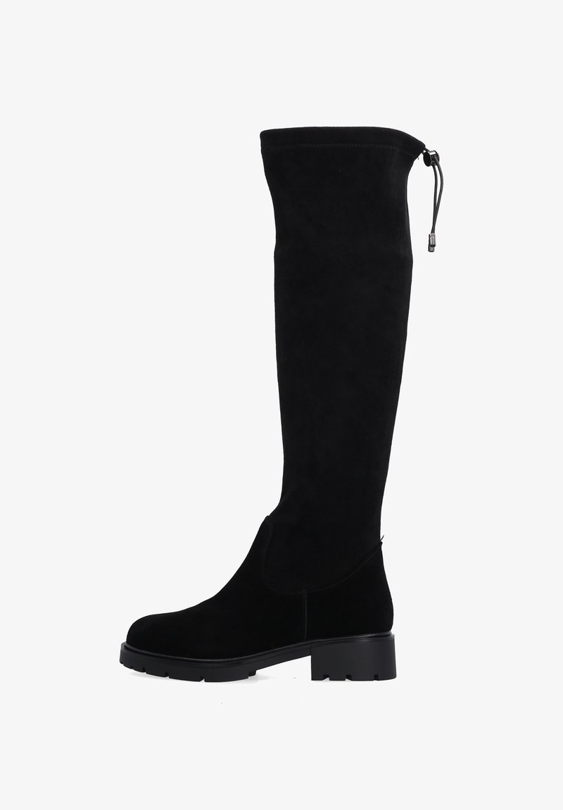 Schwarze Overkneestiefel aus Wildleder mit flacher Sohle, runder Zehenpartie und einem verstellbaren Zugband an der Oberseite.