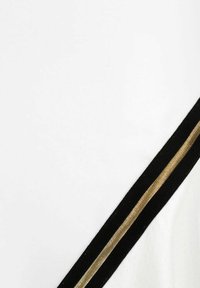 Witte stof met een diagonale zwarte en gouden streep. De textuur lijkt glad, met een subtiele glans op het gouden accent.