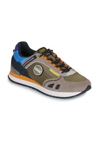 Sneaker multicolore con mesh e suede verde oliva, dettagli arancioni, lacci neri e una suola bianca arrotondata con logo.