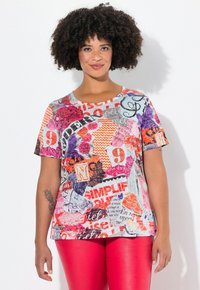 Multicolore T-shirt met een ronde hals, voorzien van een mix van tekst, bloemmotieven en abstracte ontwerpen op een lichte achtergrond.