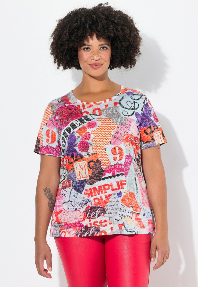 Multicolore T-shirt met een ronde hals, voorzien van een mix van tekst, bloemmotieven en abstracte ontwerpen op een lichte achtergrond.