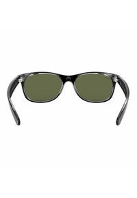 Occhiali da sole neri con un design elegante, montatura rettangolare, lenti grigio-verdi e rifiniture shiny sulle tempie.