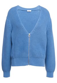 Blå stickad kofta med djup V-ringning och framdragkedja. Har ribbade ärmslut och nederkant, vilket visar en texturerad tygmönster.