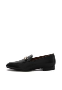 Sorte læder loafers med en skinnende guldhardware accent. Har en rund tå og lav hæl, som fremviser en glat tekstur og slankt design.