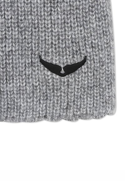 Grå ribbad stickad tyg med en liten svart broderad logotyp som visar två böjda former som bildar en stiliserad fågel eller vingar.