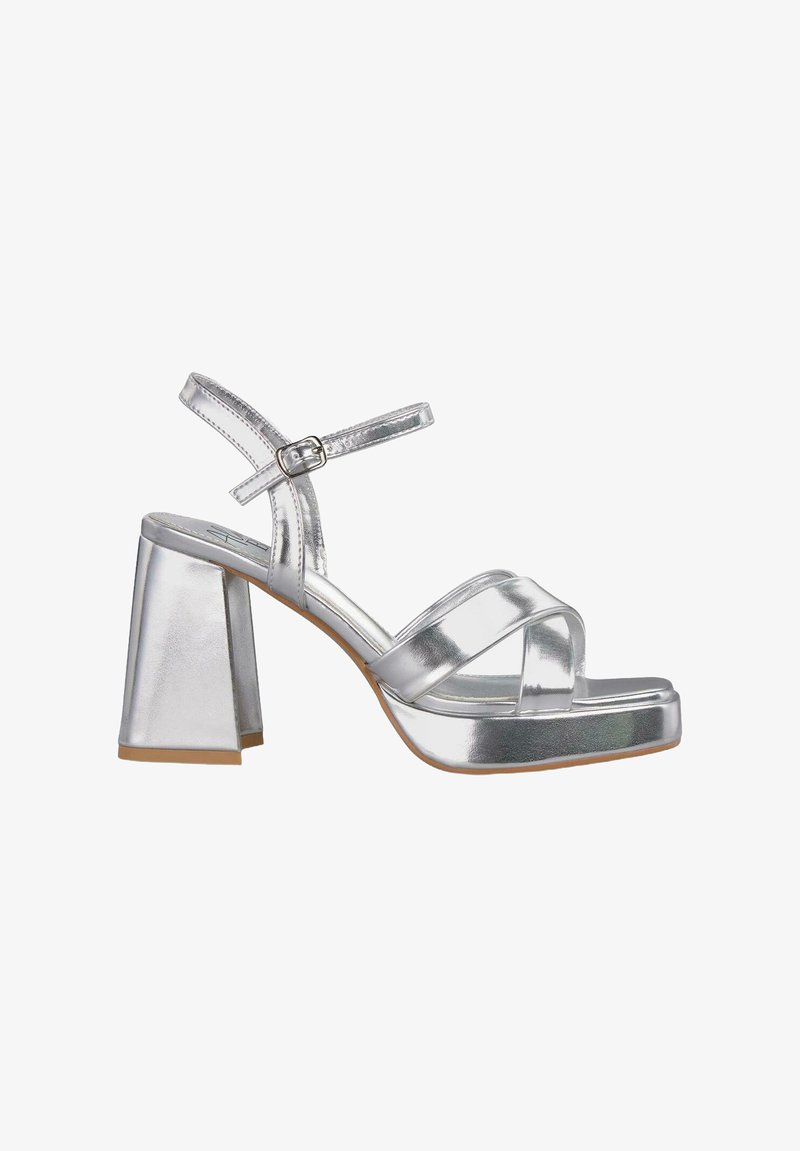 Silberne, metallische Sandalen mit Absatz, einem klobigen Blockabsatz, verstellbarem Knöchelriemen und gekreuztem Riemendesign an der Vorderseite. Glatte Textur.