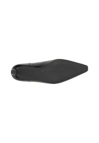 Schwarzer Lederhochschuh mit spitzem Zehenbereich und strukturiertem Design. Verfügt über eine glatte Sohle und eine schlanke, stromlinienförmige Form.