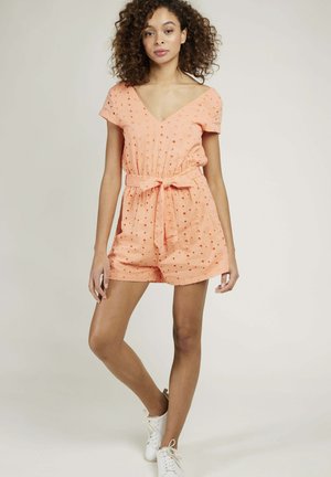 Combinaison pêche avec décolleté en V, manches courtes et ceinture à nouer ; présente une texture à œillets et une taille froncée ; inclut des shorts et une coupe décontractée.