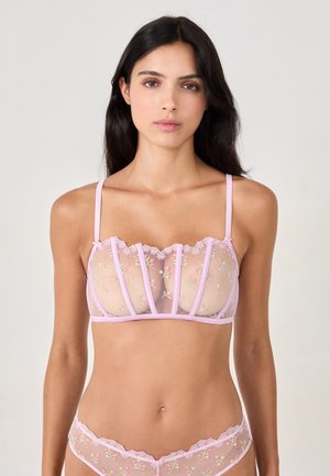 Sostén de malla rosa con bordado floral, bordes festoneados y tirantes delgados ajustables. Presenta paneles estructurados y delicados acentos de encaje.