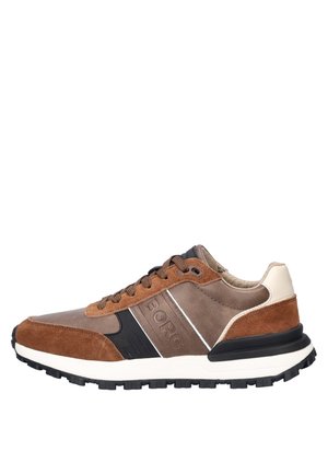 Bruine suède en leren sneakers met een zwarte loopzool, gekenmerkt door witte accenten, een gevoerde kraag en textuur aan de zijkanten voor grip.