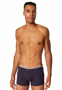 Boxer brevi blu navy con elastico bianco in vita, realizzati in tessuto morbido, caratterizzati da una vestibilità aderente e senza motivi visibili.