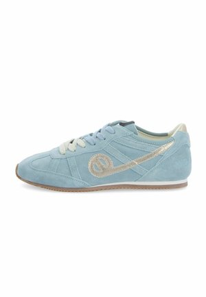 Chaussure de sport en daim bleu clair avec accents beiges et un logo incurvé. Dotée de lacets plats et d'une semelle en caoutchouc texturée.