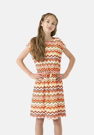 Short-sleeved dress featuring a zigzag pattern in orange, yellow, and red. Elastic waist with a tie, made from a lightweight fabric.