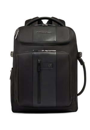 Schwarzer Piquadro-Rucksack mit mehreren Reißverschlussfächern, Lederakzenten, Tragegriff oben und gepolsterten Schultergurten.