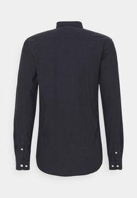 Camicia nera a maniche lunghe, materiale in cotone, collo tradizionale, orlo dritto, polsini con bottoni, texture liscia, design minimalista.