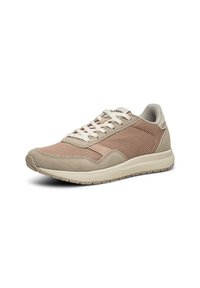 Sneakers leggeri con una combinazione di rete beige e suede. Presentano un colletto imbottito, lacci bianchi e una suola in gomma testurizzata.