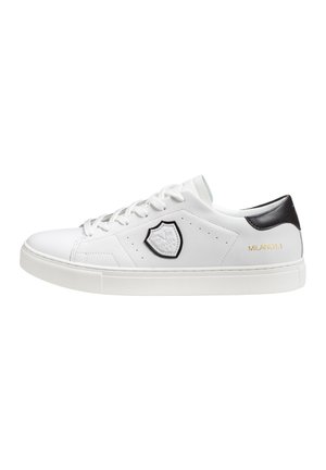 Witte lage sneaker met zwarte hieltab, witte veters, zwart-wit schildlogo aan de zijkant en "MILANO11" in goud gedrukt dicht bij de hiel.