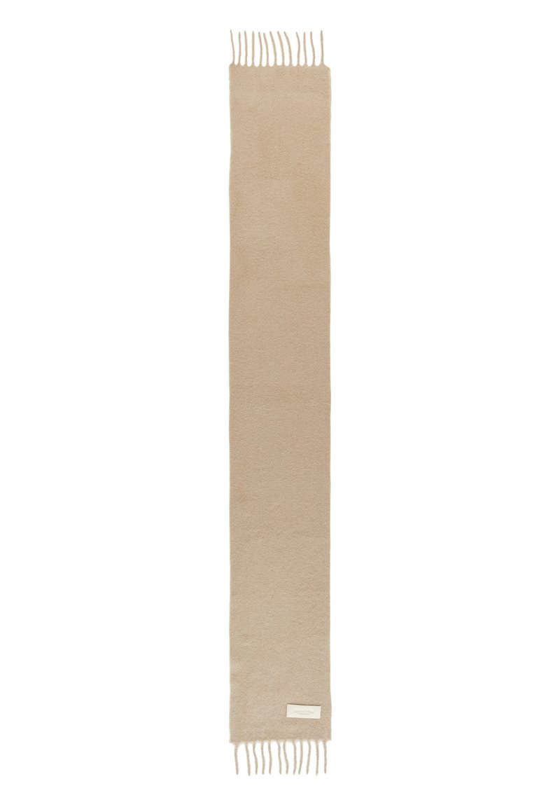 Beige tørklæde lavet af blødt, tekstureret materiale. Har frynsede ender og et lille mærke på den ene side. Langt og smalt design.