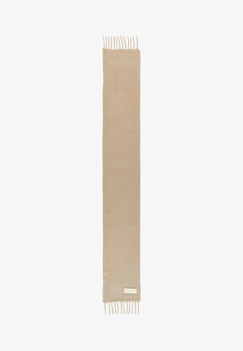 Sciarpa beige realizzata in morbido materiale testurizzato. Presenta estremità frangiate e una piccola etichetta su un lato. Design lungo e stretto.