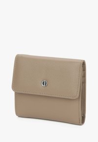 Beżowy skórzany portfel o teksturowanej powierzchni, z zapięciem na klapkę i okrągłym srebrnym detalem. Kompaktowy, prostokątny kształt.