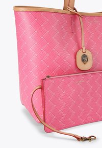 Borsa tote rosa texture con motivo a spina di pesce, caratterizzata da dettagli in pelle beige e una piccola busta removibile. Dettaglio in metallo dorato sulla busta.