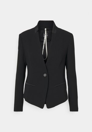 Blazer nero su misura con rever a scendente, chiusura a un bottone, due tasche anteriori e texture liscia. Presenta dettagli in satin sul colletto.