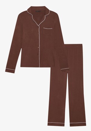 Bruin pyjama set met een lange mouwen knoopsluiting bovenstuk met witte bies en bijpassende rechte broekspijpen met een zachte textuur.