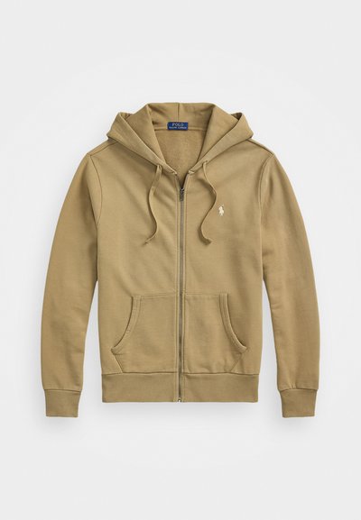 Sudadera marrón con cremallera, con un bolsillo tipo canguro, capucha con cordones y logotipo bordado en el lado izquierdo del pecho. Tejido suave y texturizado.