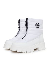 Botine albe până la gleznă, cu un superior textil căptușit și talpă groasă din cauciuc alb. Prezintă două fermoare negre cu text și un logo circular pe lateral.