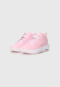 Zapatillas deportivas rosas hechas de material sintético suave, con cordones blancos, diseño perforado y suela acolchada.