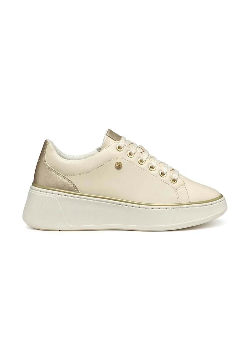 Sneaker beige con tomaia in pelle liscia, dettagli metallici, punta arrotondata, occhielli dorati e suola bianca spessa.