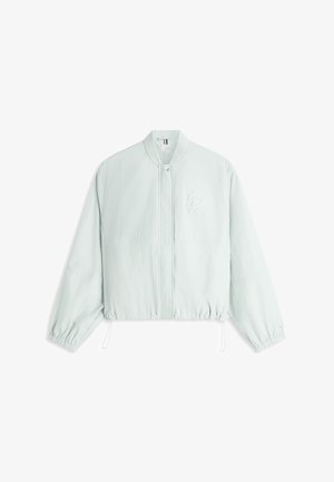 Lichtgrijs cropped bomberjack met elastische mouwen, ritssluiting aan de voorkant, koordjes aan de zoom en een subtiel geborduurd logo op de linkerborst.