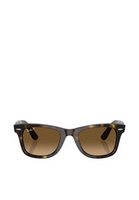 Occhiali da sole con lenti marroni e montatura quadrata effetto tartaruga, con astine spesse e piccolo logo sulla lente sinistra. Design retrò classico.