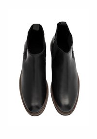 Czarne skórzane botki za kostkę o gładkim wykończeniu, z elastycznymi panelami bocznymi i teksturowaną brązową gumową podeszwą. Klasyczny model wsuwany z minimalnymi detalami.