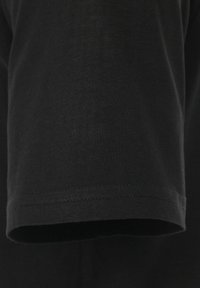 Czarna koszulka z krótkim rękawem wykonana z miękkiej bawełny. Posiada okrągły dekolt i prosty brzeg. Prosta, jednolita kolorystyka bez wzorów.