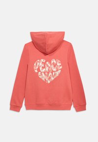 Κοραλλί ροζ φούτερ με κουκούλα, μακριά μανίκια και καρδιόσχημο λευκό και ροζ κείμενο στην πλάτη που γράφει "PEACE AMOUR".