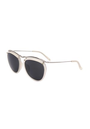 Occhiali da sole eleganti con lenti scure e montatura sottile in argento, aste leggermente curve e terminali bianchi traslucidi.