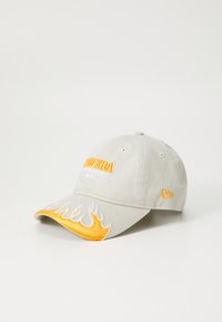 Beige baseballkeps med flamgrafik och gula accenter, med vit broderad text som läser "Motorsport 1920" framtill.