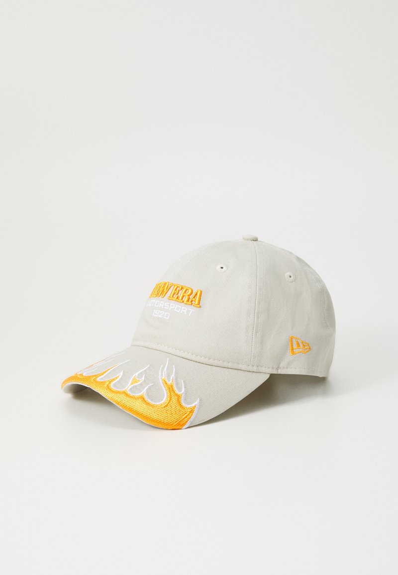 Beige baseballkeps med flamgrafik och gula accenter, med vit broderad text som läser "Motorsport 1920" framtill.