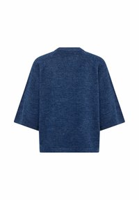 Tumši zilas krāsas īsām piedurknēm tops, izgatavots no mīksta dzijas materiāla, ar brīvu piegriezumu un minimālistisku dizainu bez redzamām detaļām vai rakstiem.