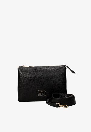 Borsa nera in pelle con finitura testurizzata, chiusura a zip e hardware in oro. Caratterizzata da una tracolla removibile e logo impresso sul davanti.