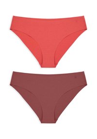 Deux culottes femmes style bikini sans coutures, en couleurs corail et mauve, posées à plat sur un fond blanc.