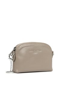 Borsetta in pelle beige Lancaster Paris con zip curvata e catena d'argento attaccata con moschettone su sfondo bianco.