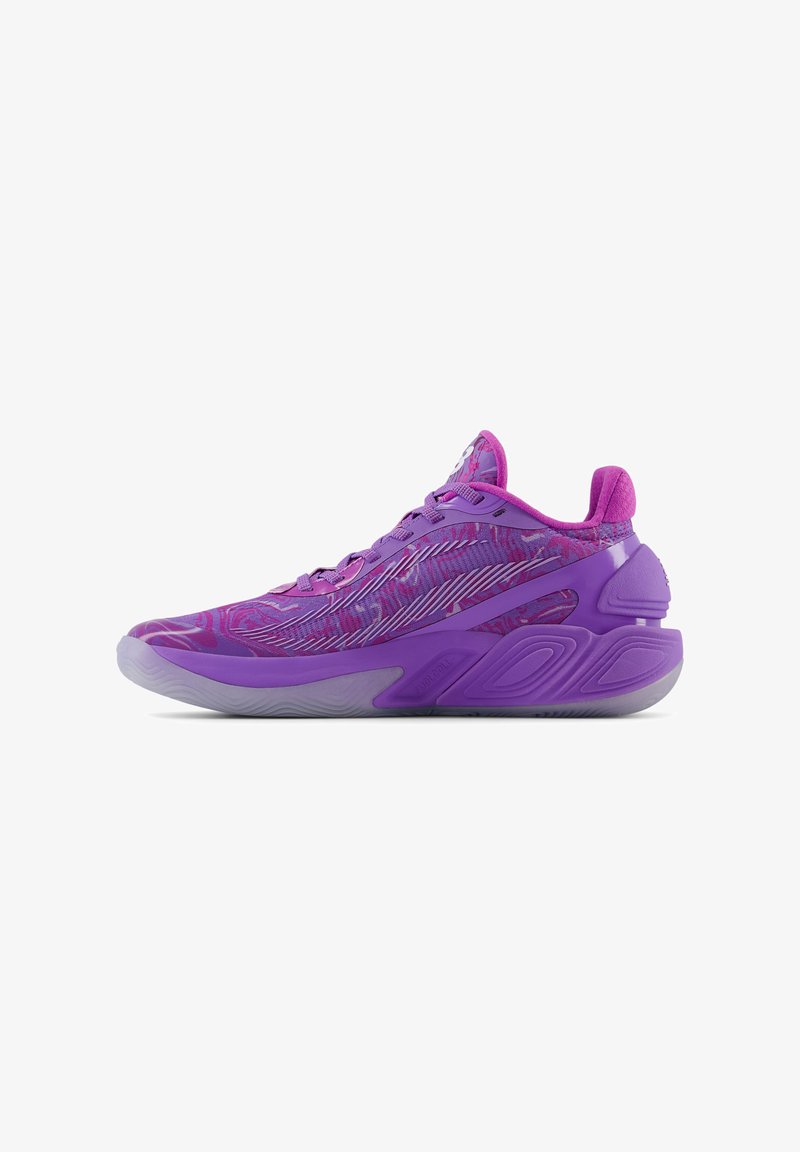 Sneaker sportivo viola con una trama superiore texturizzata, colletto imbottito e suola in gomma flessibile. Presenta accenti audaci e in contrasto.