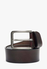 Bruine leren riem met een zilveren metalen rechthoekige gesp. Gladde textuur met gepolijste randen en een klassiek ontwerp.