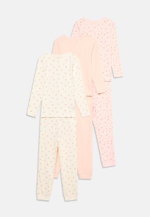 Trois ensembles de pyjamas à manches longues et pantalons dans des tons crème et rose avec de petits motifs floraux, disposés en chevauchement sur un fond blanc.